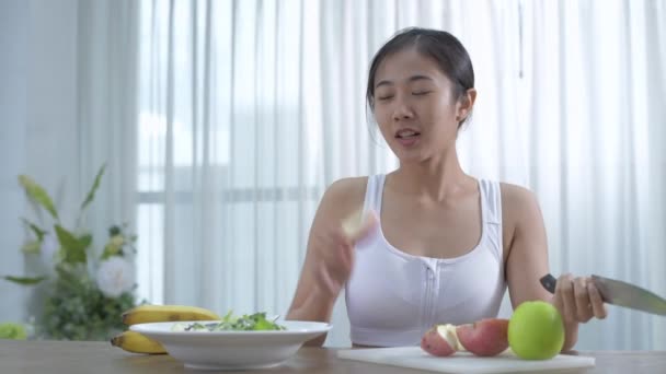 Sağlık Konsepti Çözünürlük Spor Sutyenli Genç Bir Kadın Evde Salata — Stok video