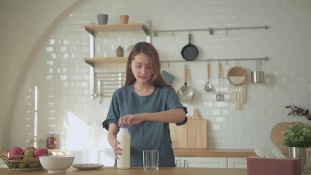 Schwangere Konzept Der Auflösung Asiatische Mädchen Trinken Milch Der Küche — Stockvideo
