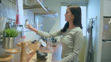 Alışveriş konsepti 4k Çözünürlük. Asyalı kadınlar mağazalardan mutfak gereçleri alıyorlar..