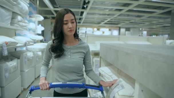 Shopping Koncept Upplösning Asiatiska Kvinnor Väljer Sängkläder Köpcentret — Stockvideo