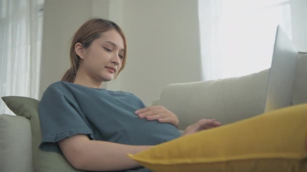 Gravid Kvinna Begreppet Upplösning Asiatiska Flickor Arbetar Med Datorer Huset — Stockvideo