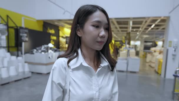 Conceptul Cumparaturi Rezolutie Femeile Asiatice Aleg Produse Mall — Videoclip de stoc
