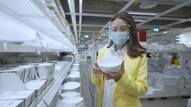 Conceito Compra Resolução Menina Está Comprando Utensílios Cozinha Shopping — Vídeo de Stock