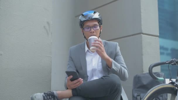 Energieffektivt Resefordonskoncept Med Upplösning Asiatisk Man Dricker Kaffe Staden — Stockvideo