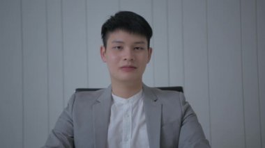 4k Kararlılığın iş konsepti. Genç Asyalı işadamı ofiste röportaj veriyor..