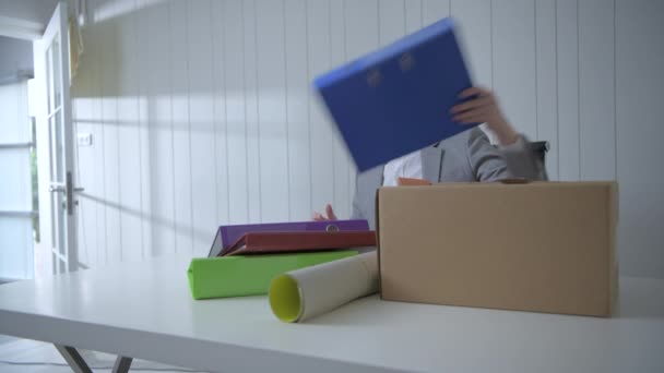 Geschäftskonzept Der Auflösung Mitarbeiter Packen Sachen Aus Dem Büro — Stockvideo