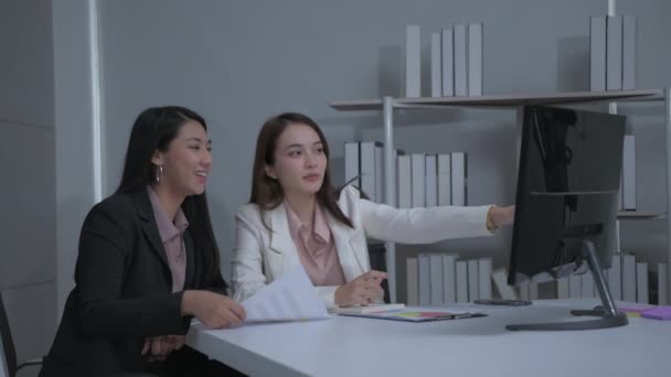 계획은 안이다 사무실에서 일하는 아시아 여성의 브레인스토밍 — 비디오