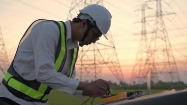 Mühendislik konsepti 4k Çözünürlük. Teknisyen elektronik devreyi kontrol ediyor..