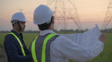 Mühendislik konsepti 4k Çözünürlük. Çalışanlar şantiyede birlikte çalışmayı planlıyor..