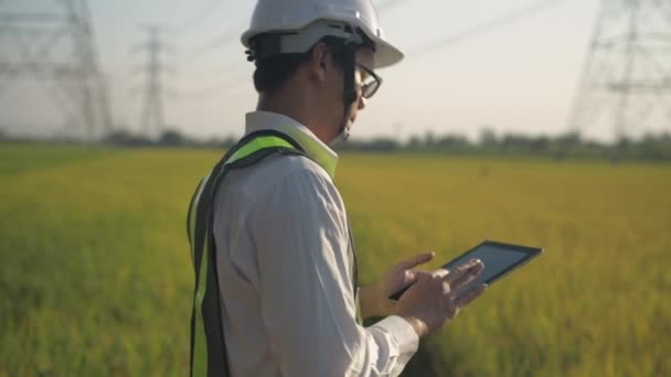 Koncepce Rozlišení Zaměstnanec Používá Tablet Práci Staveništi — Stock video