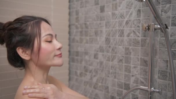 Concepto Salud Resolución Asiática Chica Tomando Baño Con Una Ducha — Vídeo de stock