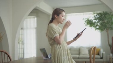 Hamile kadın konsepti 4k Kararlılık. Asyalı kızlar hamilelik bakımı hakkında bilgi arıyorlar.