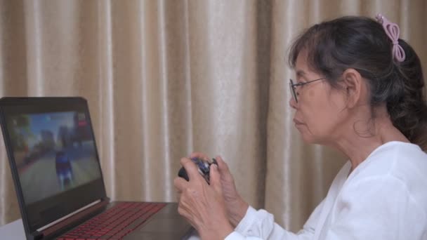 4K解像度の休日の概念 アジアの老婦人が喜んで部屋でゲームをプレイ — ストック動画