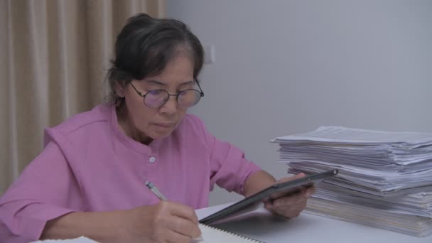 Concetto Aziendale Risoluzione Asiatiche Vecchie Donne Sono Impegnati Controllare Documenti — Video Stock