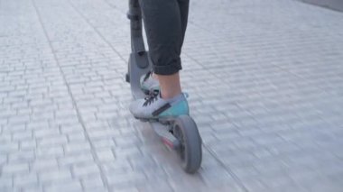 Enerji tasarruflu seyahat aracı konsepti 4k Çözünürlük. Kaldırımda motosiklet sürerken yakın plan..
