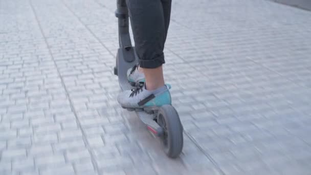 Энергосберегающий Туристический Автомобиль Разрешением Close Riding Scooter Trowalk — стоковое видео