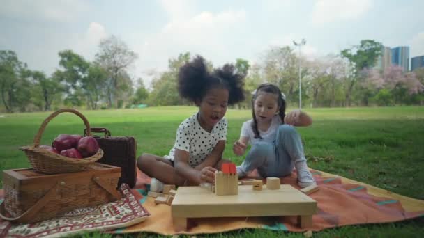 Conceito Férias Resolução Meninas Estavam Brincando Juntas Jardim — Vídeo de Stock