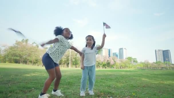 Conceito Férias Resolução Meninas Estão Acenando Bandeiras Americanas Jardim — Vídeo de Stock