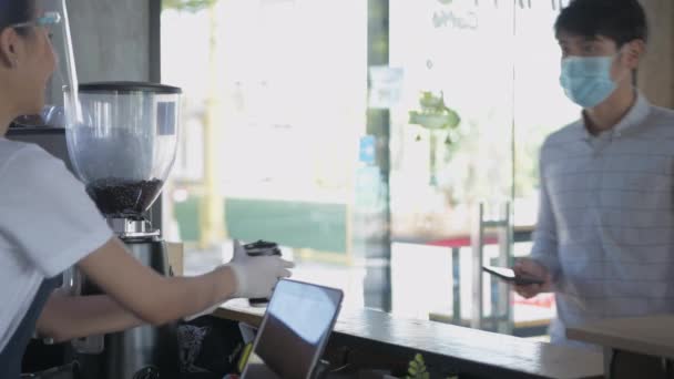 咖啡店4K解像度的概念 雇员正在把付款机交给顾客扫描 — 图库视频影像