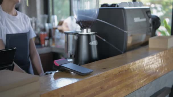 Concept Café Résolution Employé Remet Machine Paiement Client Pour Numérisation — Video