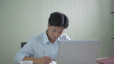 Tatil konsepti 4k Çözünürlük. Asyalı kız yatak odasında televizyon programı açıyor..