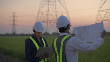 Mühendislik konsepti 4k Çözünürlük. Çalışanlar şantiyede birlikte çalışmayı planlıyor..