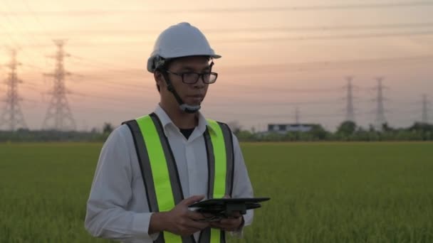 Mérnöki Koncepció Felbontás Egy Férfi Kienged Egy Drónt Hogy Felfedezze — Stock videók