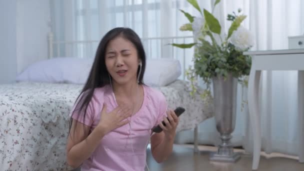 Ünnepi Koncepció Felbontás Ázsiai Lányok Élvezik Zenét Hálószobában — Stock videók