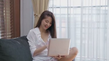 Sağlık konsepti 4k Çözünürlük. Asyalı kızlar mutlu bir otelde banyo yapıyorlar..