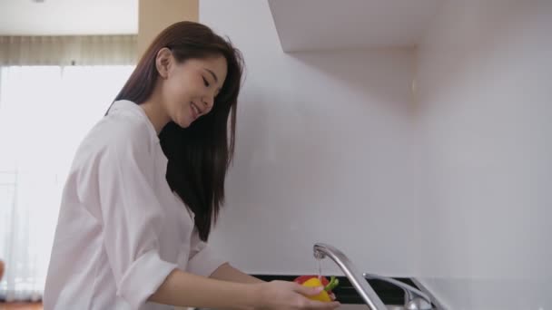 Concepto Vacaciones Resolución Asiático Niñas Lavando Verduras Cocina — Vídeo de stock