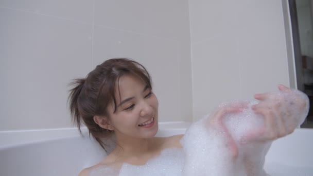 Concepto Salud Resolución Asiáticas Chicas Están Tomando Baño Hotel Feliz — Vídeo de stock