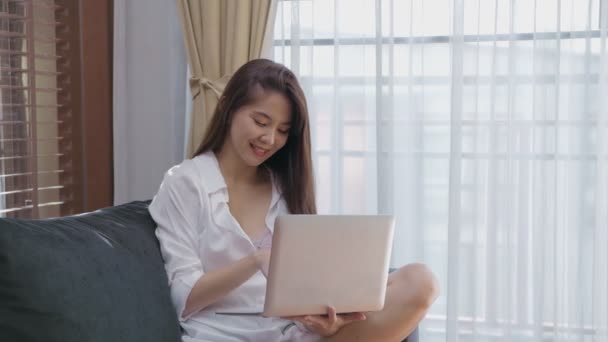 Concepto Salud Resolución Asiáticas Chicas Están Tomando Baño Hotel Feliz — Vídeo de stock