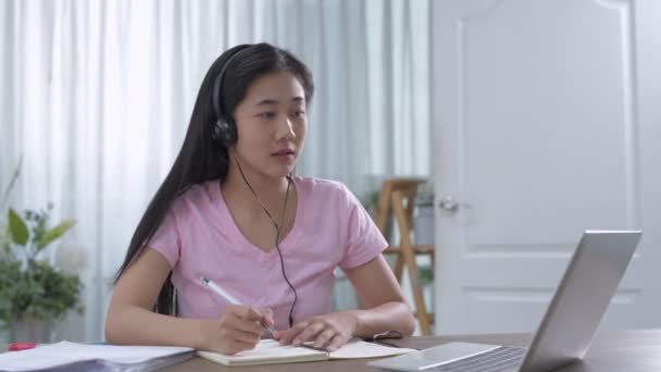 Utbildningskoncept För Resolution Asiatiska Flickor Kommunicerar Med Dator — Stockvideo