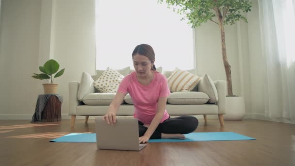 Concepto Mujer Embarazada Resolución Asiático Niñas Practicando Yoga Utilizando Ordenador — Vídeos de Stock