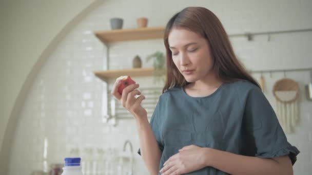 Concepto Mujer Embarazada Resolución Una Mujer Embarazada Comiendo Una Manzana — Vídeos de Stock