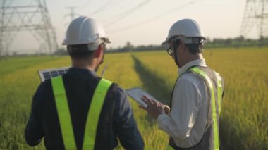 Mühendislik konsepti 4k Çözünürlük. Asyalı erkek çalışanlar doğal enerji teçhizatı kullanımında danışmanlık yapıyorlar.