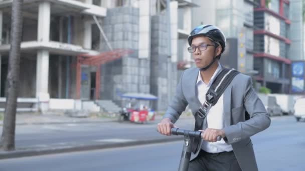 4K解像度的节能旅游车概念 一个商人在城里骑摩托车 — 图库视频影像