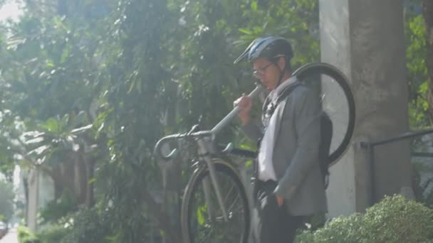 Energieffektivt Resefordonskoncept Med Upplösning Asiatisk Man Reser Runt Staden Cykeltur — Stockvideo