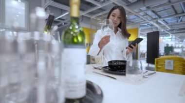 Alışveriş konsepti 4k Çözünürlük. Asyalı kadınlar mağazalardan gözlük satın alıyorlar.