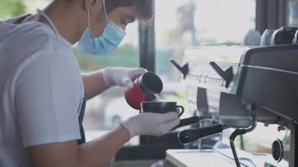 Kafe Konsepti Kararlılık Kahveci Dikkatle Kahvenin Üzerine Süt Döküyordu — Stok video