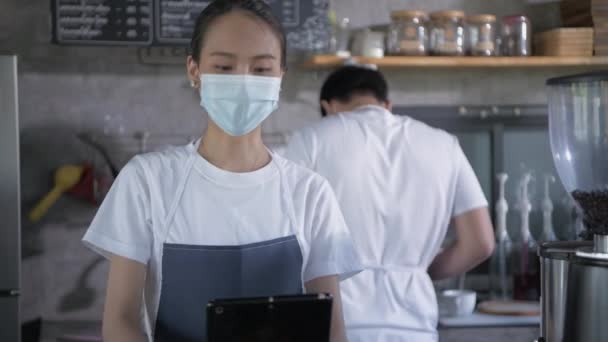 Concetto Caffetteria Risoluzione Dipendenti Femminili Asiatici Stanno Prendendo Ordini Clienti — Video Stock