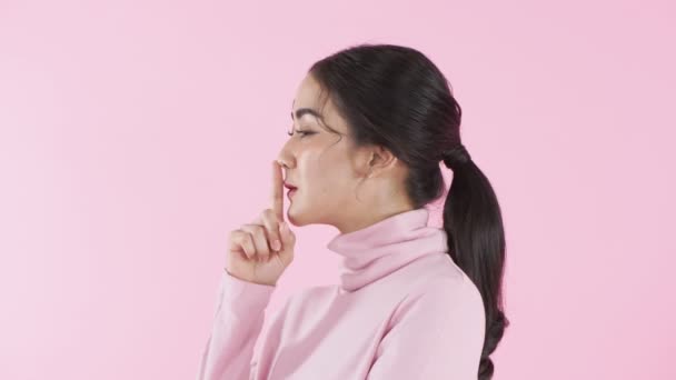 Skönhetskoncept Upplösning Kvinnor Gör Gester Använd Inte Höga Ljud Rosa — Stockvideo