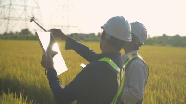 Mühendislik Konsepti Çözünürlük Asyalı Erkek Çalışanlar Doğal Enerji Teçhizatı Kullanımında — Stok video
