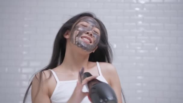 Szépségkoncepció Felbontás Ázsiai Lányok Énekelnek Hajszárító Használata Közben — Stock videók