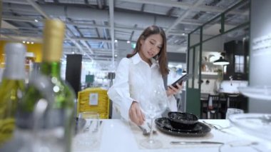 Alışveriş konsepti 4k Çözünürlük. Genç kadınlar ev eşyaları için alışveriş yapıyorlar..