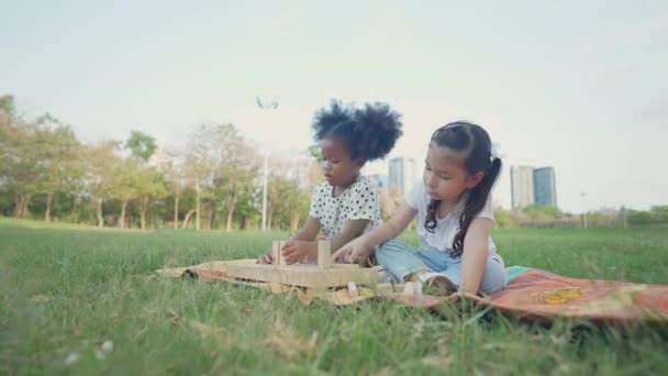 Concetto Vacanza Risoluzione Ragazze Stavano Giocando Insieme Giardino — Video Stock