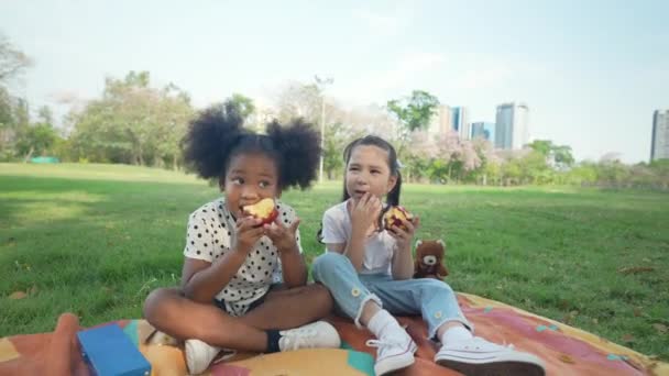 Concetto Vacanza Risoluzione Ragazza Che Mangia Mele Giardino — Video Stock