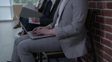 4k Kararlılığın iş konsepti. Çalışanlar, iş başvurusu için ofiste beklerken endişeliler..