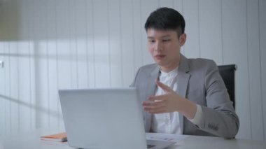 4k Kararlılığın iş konsepti. Ofisteki bilgisayarlarla iletişim kuran Asyalı adamlar..