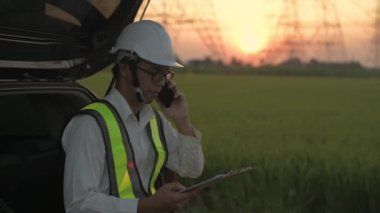 Mühendislik konsepti 4k Çözünürlük. Asyalı erkekler cep telefonlarını koordine ediyorlar..